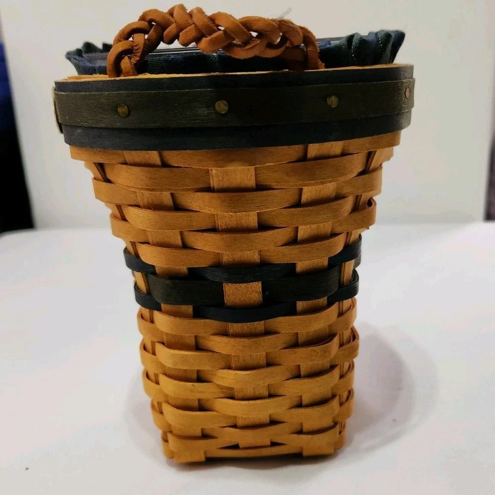 Longaberger 2001‎ Collectors Club Renewal Basket